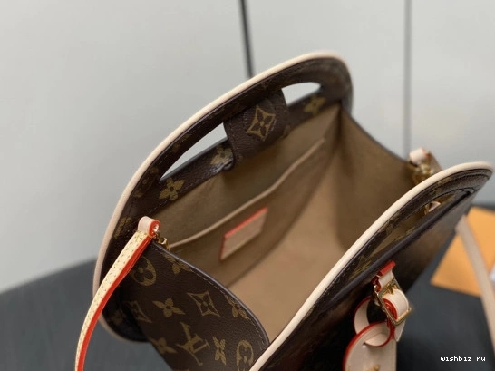 WIS PM VUITTON LOUIS Around Me 0309